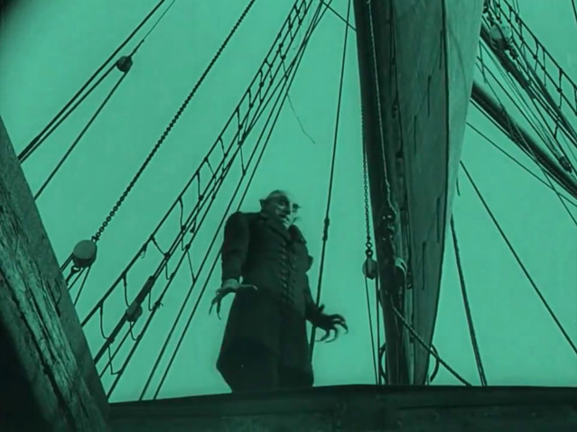 Nosferatu monte sur le pont de l’Empusa pour vider de son sang le capitaine, dernier membre de l’équipage encore en vie…